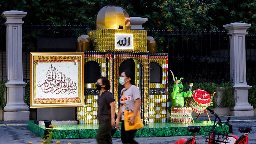Miniatur Masjid dari Botol Plastik Hiasi Trotoar Jalan Sudirman - Bagian 1