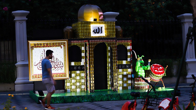 Miniatur Masjid dari Botol Plastik Hiasi Trotoar Jalan Sudirman - Bagian 2