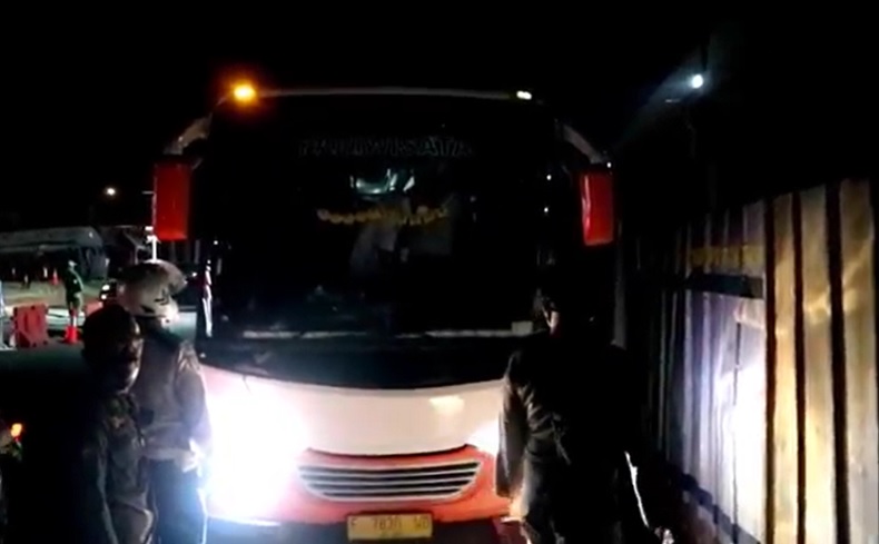 title 2 Kali Diputar Balik, Sopir Bus Lobi Polisi Agar Diloloskan di Tol Cileunyi 2 Kali Diputar Balik, Sopir Bus Lobi Polisi Agar Diloloskan di Tol Cileunyi