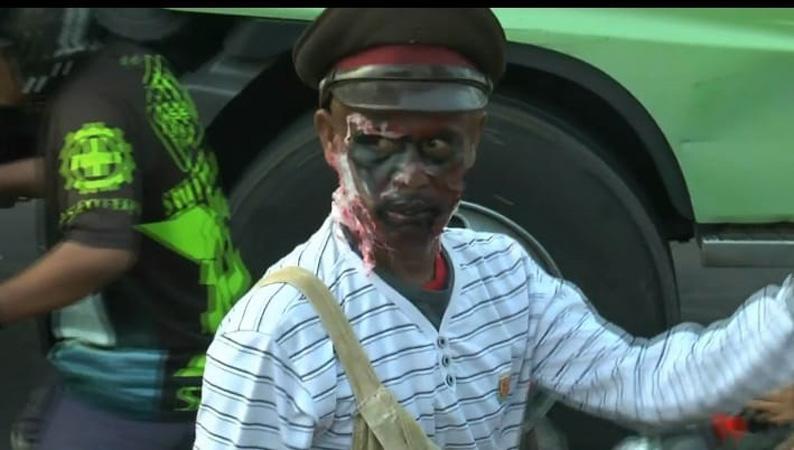  Ingatkan Bahaya Covid dan Petasan, Pemuda Ini Jadi Zombie Bagikan Takjil di Jalanan