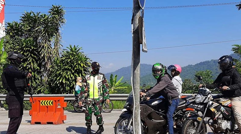 Puluhan Pemudik Motor Terjaring di Pos Penyekatan Jembatan Timbang Ajibarang