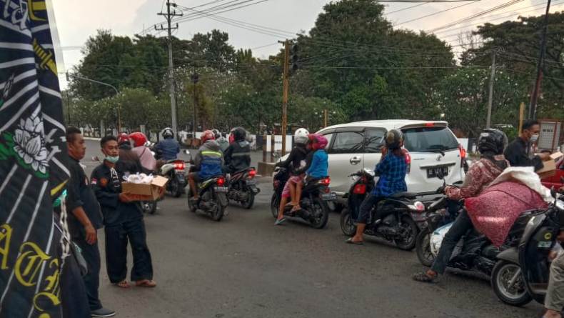 Anggota PSHT Bagikan Ratusan Takjil di Jalan Sukowati Sragen