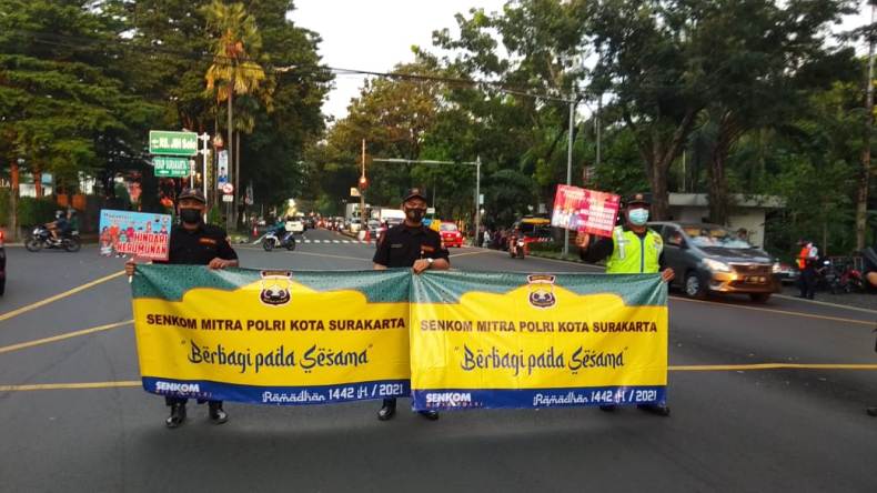 Bagikan Takjil Sambil Gencarkan Sosialisi Prokes Menjelang Lebaran 