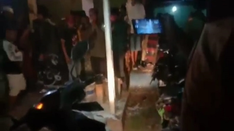 title Warga Ciamis Sweeping Miras di Kafe, Puluhan Botol Minuman Beralkohol Dimusnahkan Warga Ciamis Sweeping Miras di Kafe, Puluhan Botol Minuman Beralkohol Dimusnahkan