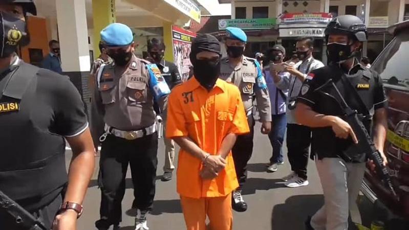 Pemuda yang Bikin Rumah Hancur, Ternyata Simpan 5,5 Kg Bahan Peledak