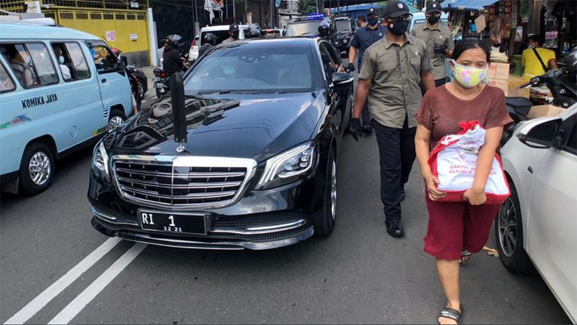 Presiden Jokowi Mendadak Keluar dari Istana Merdeka Sambil Bagikan Sembako - Bagian 4