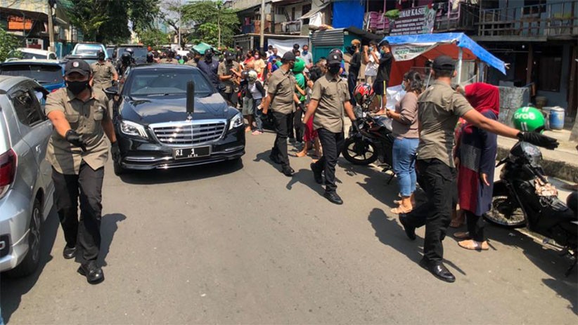 Presiden Jokowi Mendadak Keluar dari Istana Merdeka Sambil Bagikan Sembako - Bagian 6