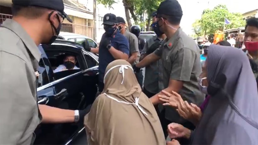 Presiden Jokowi Mendadak Keluar dari Istana Merdeka Sambil Bagikan Sembako - Bagian 3