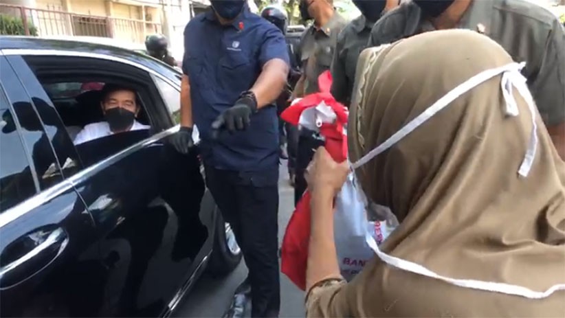 Presiden Jokowi Mendadak Keluar dari Istana Merdeka Sambil Bagikan Sembako - Bagian 1