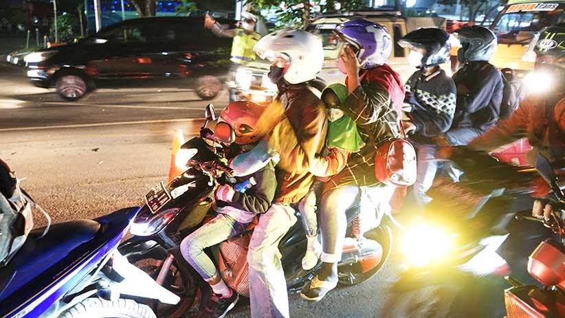 Potret Aksi Nekat Mudik Satu Motor Bawa Empat Penumpang - Bagian 1