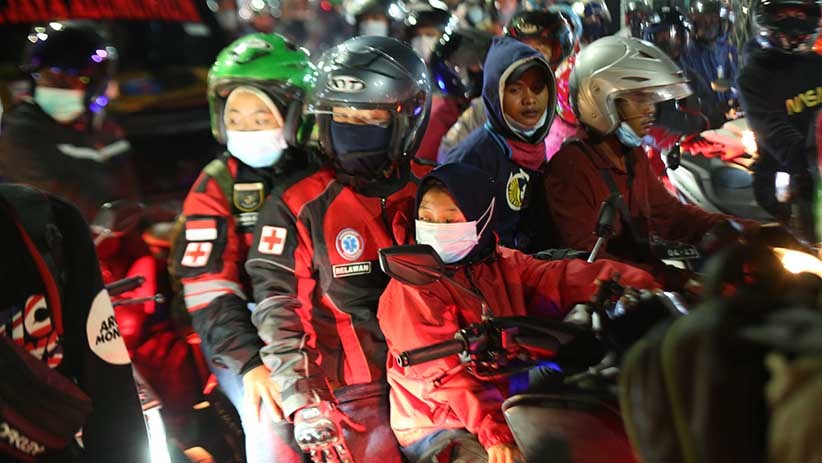 Potret Aksi Nekat Mudik Satu Motor Bawa Empat Penumpang - Bagian 6