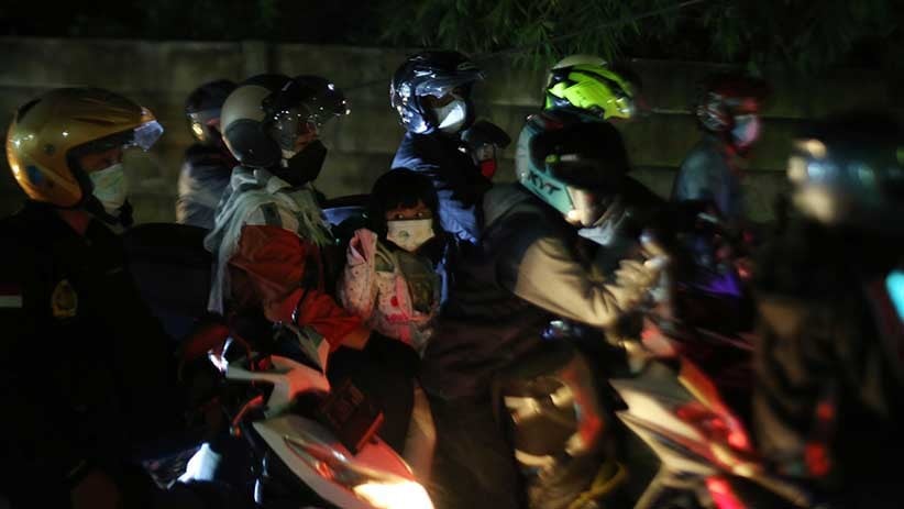 Potret Aksi Nekat Mudik Satu Motor Bawa Empat Penumpang - Bagian 5