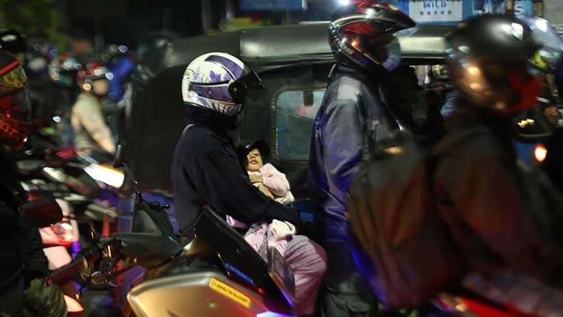 Potret Aksi Nekat Mudik Satu Motor Bawa Empat Penumpang - Bagian 4