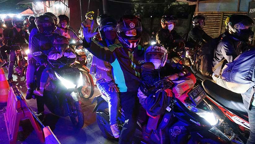 Potret Aksi Nekat Mudik Satu Motor Bawa Empat Penumpang - Bagian 3