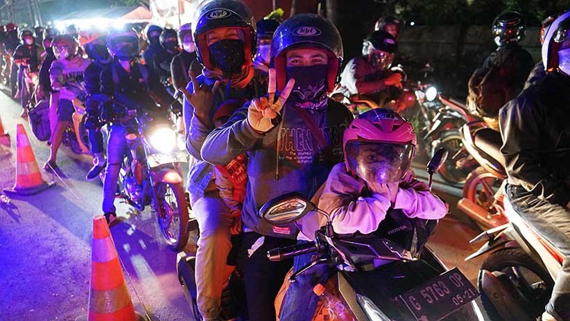 Potret Aksi Nekat Mudik Satu Motor Bawa Empat Penumpang - Bagian 2