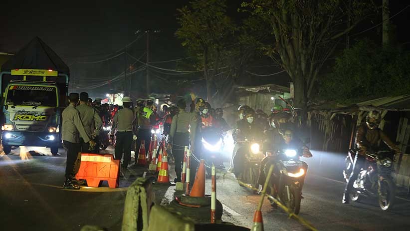 Jebol Lagi, Pemudik Terobos Pos Penyekatan Kedungwaringin - Bagian 2