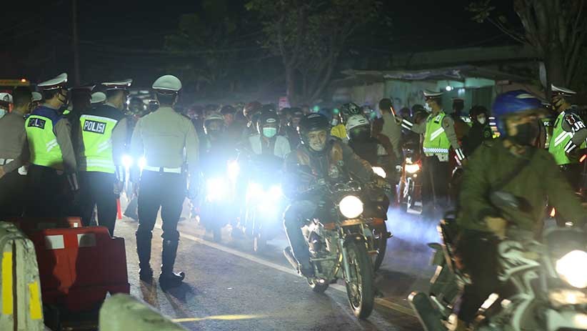 Jebol Lagi, Pemudik Terobos Pos Penyekatan Kedungwaringin - Bagian 1