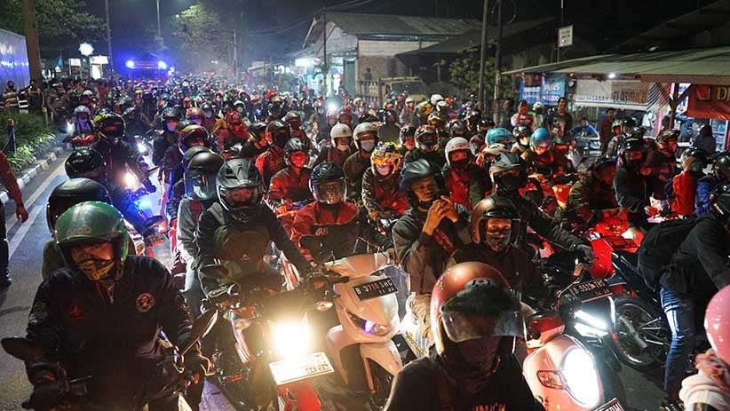 Ribuan Pemudik Terjebak Macet di Perbatasan Bekasi-Karawang - Bagian 3