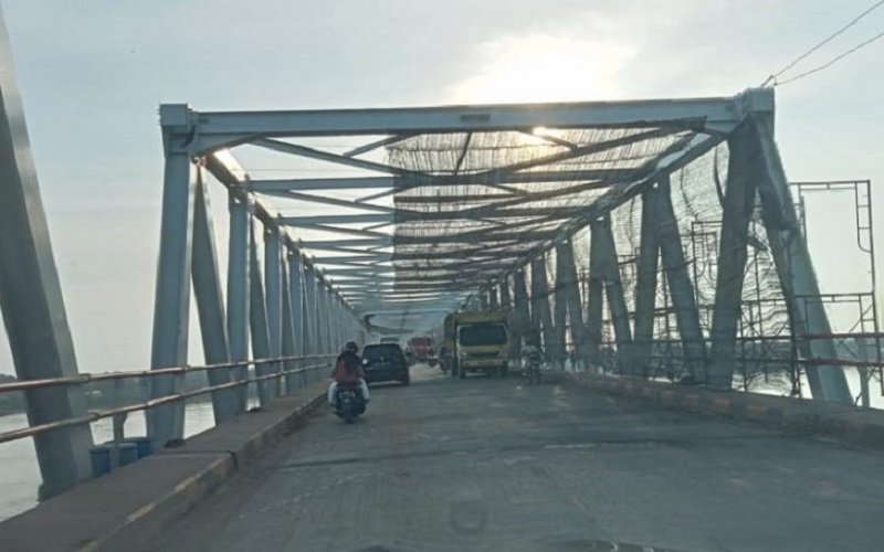 title Mengaku Uji Ilmu Hitam, Pria Ini Panjat Jembatan Aurduri 1 Mengaku Uji Ilmu Hitam, Pria Ini Panjat Jembatan Aurduri 1