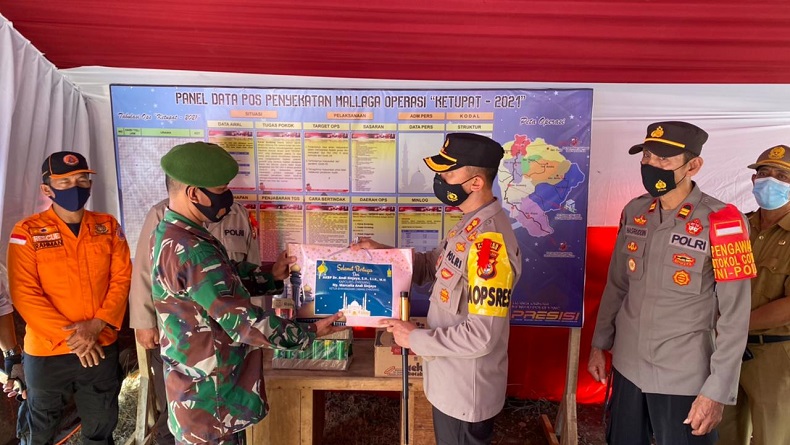 title Kapolres Enrekang Bagikan Bingkisan dan Suplemen untuk Petugas Jaga Posko Penyekatan Kapolres Enrekang Bagikan Bingkisan dan Suplemen untuk Petugas Jaga Posko Penyekatan