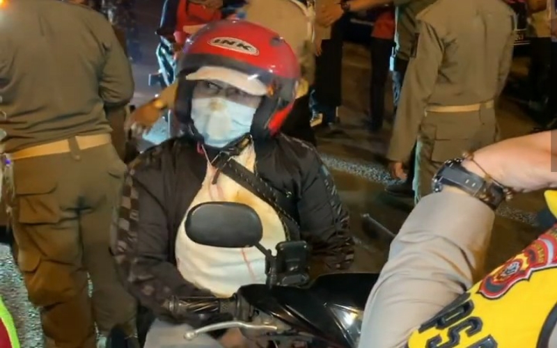 Mengaku Tak Mudik 6 Tahun, Ibu Ini Menangis saat Kena Razia Penyekatan