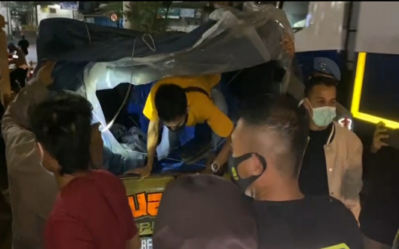 Mobil Pikap Nekat Bawa Pemudik di Pelabuhan Merak, Penumpang Ditutup Pakai Terpal