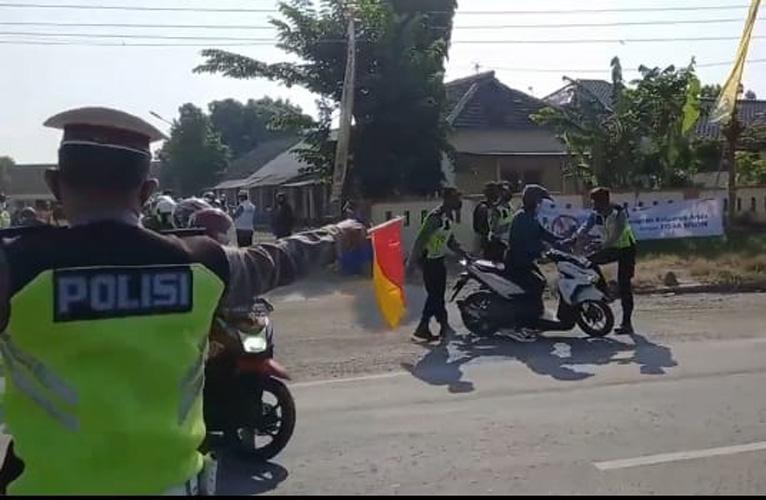 Waduh, Polisi Kewalahan Adang Ratusan Pemudik Motor Terobos  Jalur Pantura Brebes