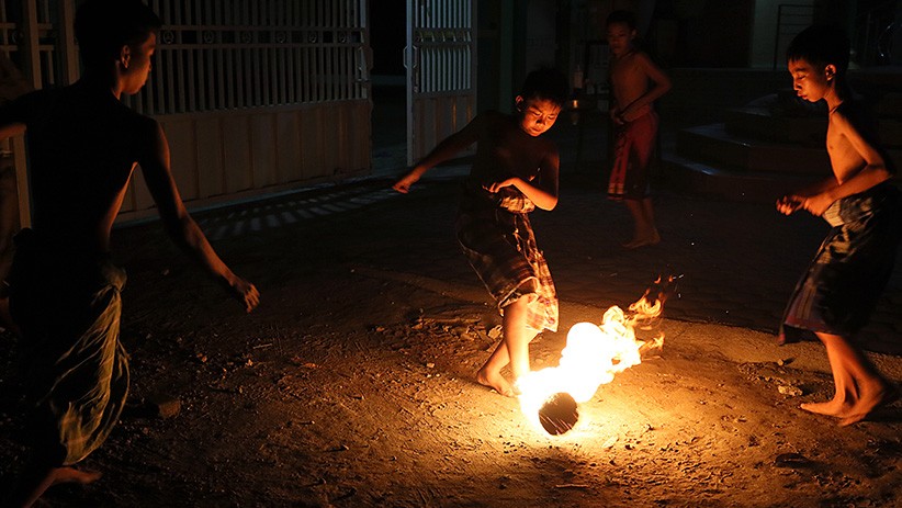 Tradisi Bermain Bola Api pada Malam Terakhir Ramadan - Bagian 2