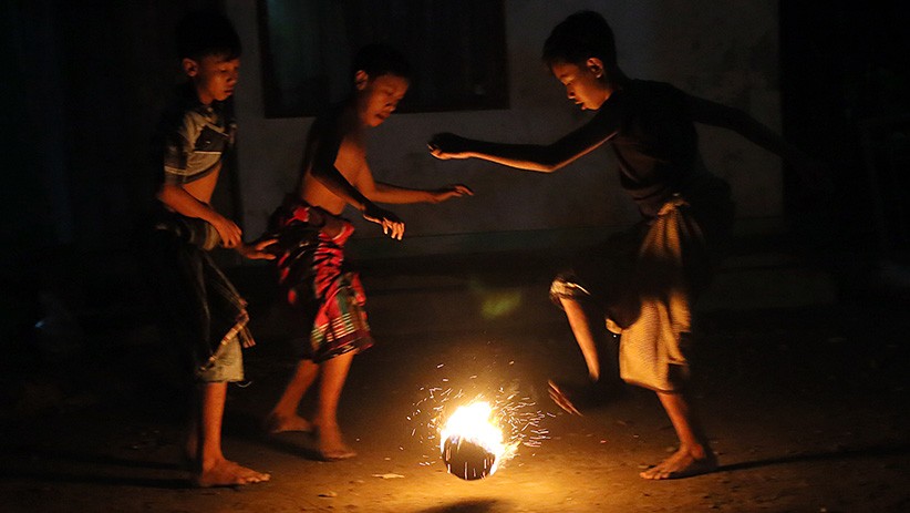 Tradisi Bermain Bola Api pada Malam Terakhir Ramadan
