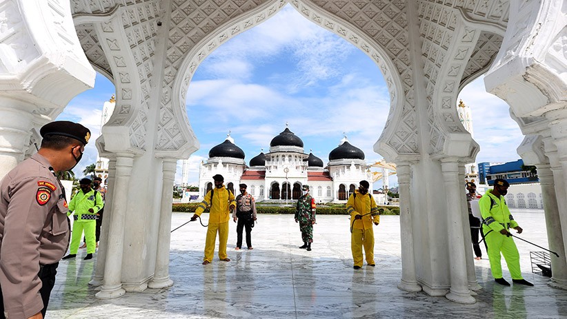 Masjid Raya Baiturrahman Aceh Disemprot Cairan Disinfektan - Bagian 1