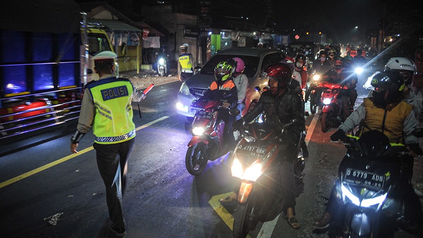 Ratusan Pemudik Motor Diputar Balik di Posko Penyekatan Limbangan - Bagian 2