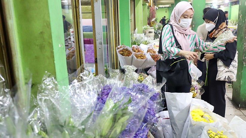 Pasar Kembang Rawa Belong Mulai Ramai Pembeli - Bagian 4