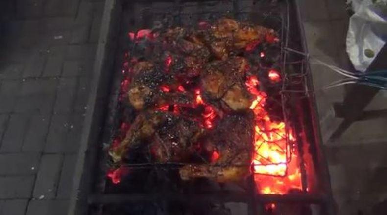 Silakan Coba, Ayam Bakar Cemani yang Lagi Hits di Batang
