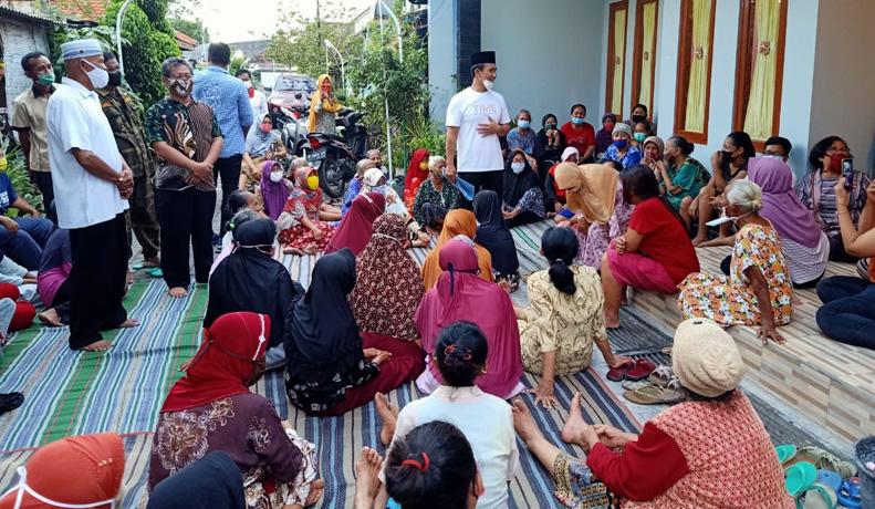 Bahagianya Para Janda Tua Dapat Bantuan Sembako Jelang Lebaran