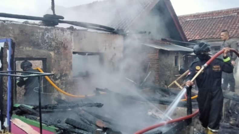 Pilu, Jelang Lebaran Rumah Pak Ustaz di Kuningan Malah Hangus Terbakar 