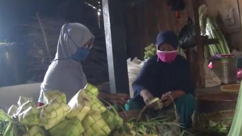 Jelang Lebaran, Pembuat Ketupat Matang di Banjarnegara Banjir Pesanan 