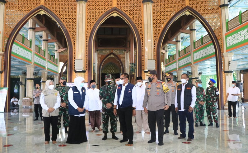 Cek Kesiapan Salat Idul Fitri di Mojokerto, Khofifah Ingatkan Protokol Kesehatan 