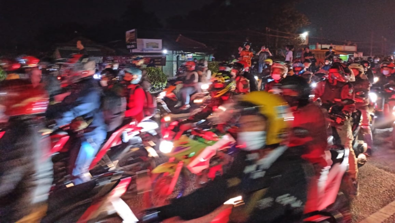 H-1 Lebaran, Pemudik Semakin Padati Pos Penyekatan Tanjungpura Karawang