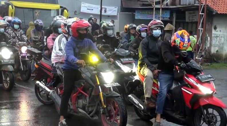 title Diarahkan Warga lewat Jalan Tikus, Ratusan Pemudik Motor Melenggang di Pantura Brebes-Tegal Diarahkan Warga lewat Jalan Tikus, Ratusan Pemudik Motor Melenggang di Pantura Brebes-Tegal