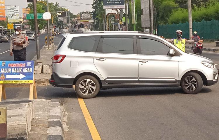 Tak Bisa Tunjukkan Surat Perjalanan, Puluhan Kendaraan Diputarbalikkan di Pos Prambanan Sleman