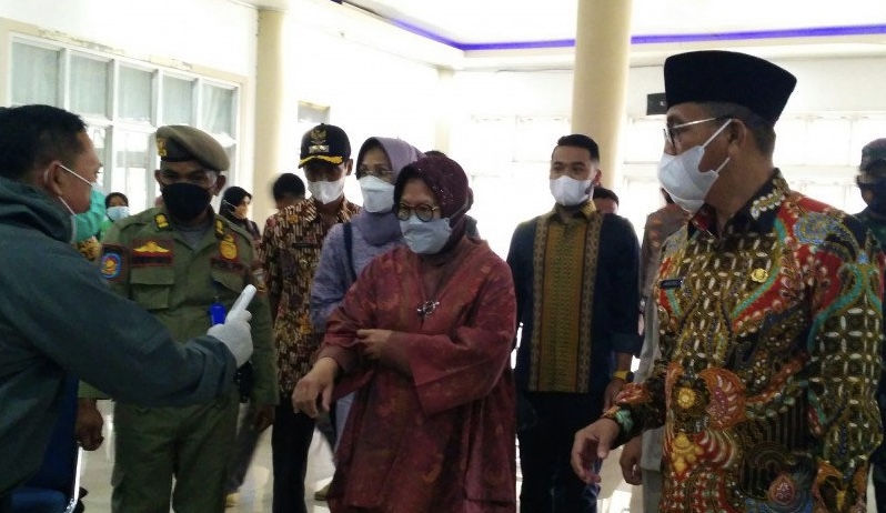 Santuni Korban Longsor Solok Selatan, Menteri Risma Tak Rela Warga Jadi Korban Akibat Cari Nafkah      