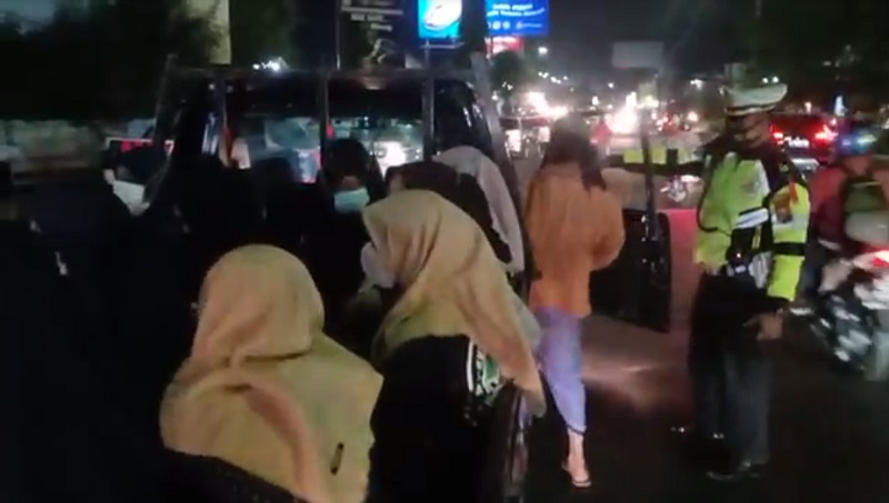 title Terjaring Razia, 3 Rombongan Takbir Keliling di Sidoarjo Dipaksa Putar Balik Terjaring Razia, 3 Rombongan Takbir Keliling di Sidoarjo Dipaksa Putar Balik
