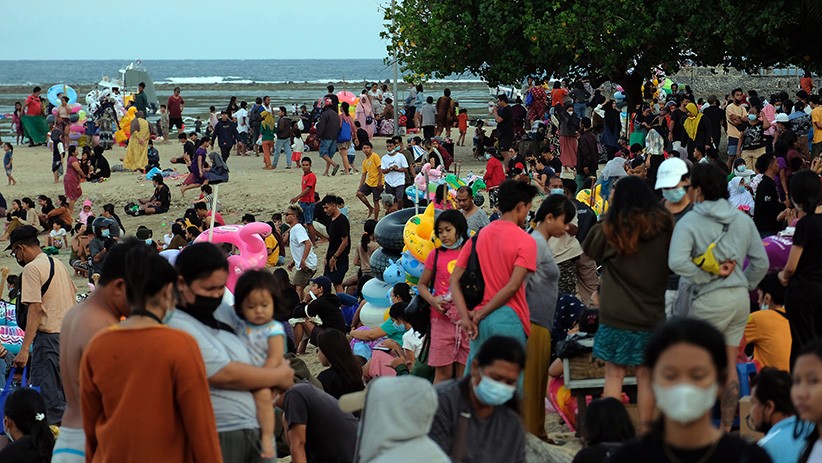 Masuk Zona Hijau, Pantai Sanur Bali Ramai Dikunjungi Wisatawan Lokal - Bagian 3