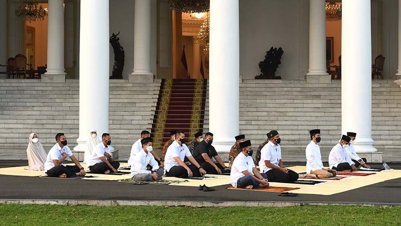 Presiden Jokowi dan Ibu Negara Sholat Idul Fitri di Halaman Istana Bogor - Bagian 3