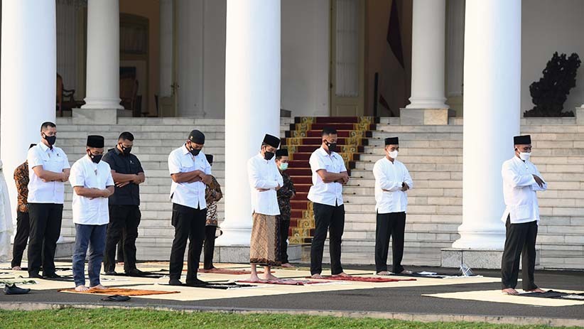 Presiden Jokowi dan Ibu Negara Sholat Idul Fitri di Halaman Istana Bogor - Bagian 1