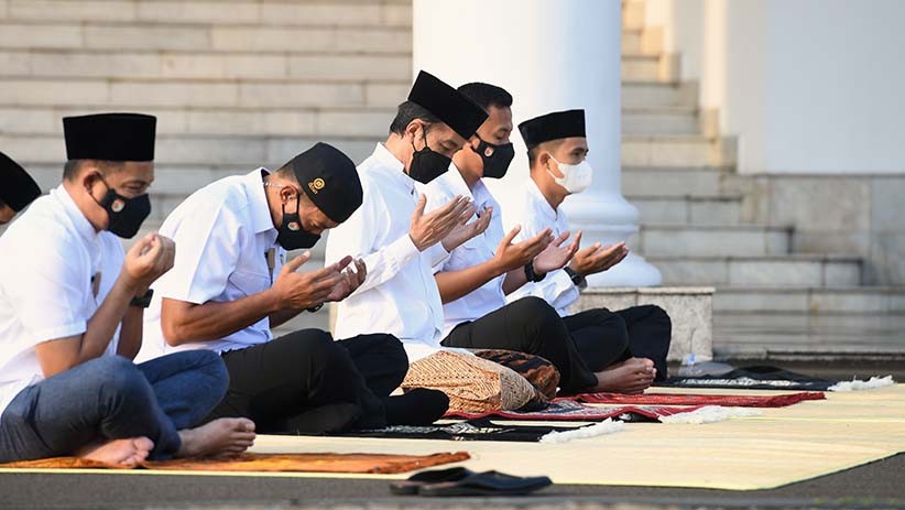 Presiden Jokowi dan Ibu Negara Sholat Idul Fitri di Halaman Istana Bogor - Bagian 4