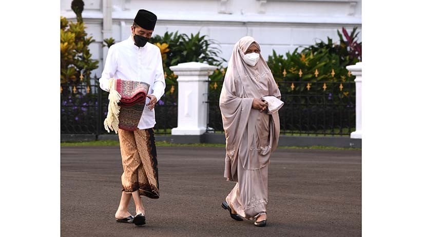 Presiden Jokowi dan Ibu Negara Sholat Idul Fitri di Halaman Istana Bogor - Bagian 6