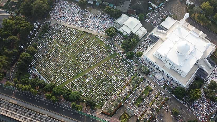 Penampakan dari Udara Ribuan Umat Muslim Sholat Id di Masjid Al Azhar - Bagian 4