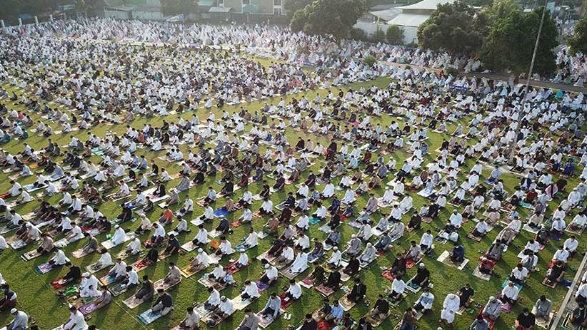 Penampakan dari Udara Ribuan Umat Muslim Sholat Id di Masjid Al Azhar - Bagian 2