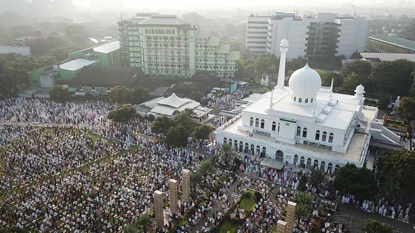 Penampakan dari Udara Ribuan Umat Muslim Sholat Id di Masjid Al Azhar - Bagian 1